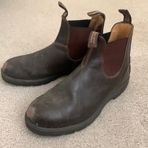 Blundstone men’s pull-on Chelsea boot Leather and stretch at ankle. Stout Brown